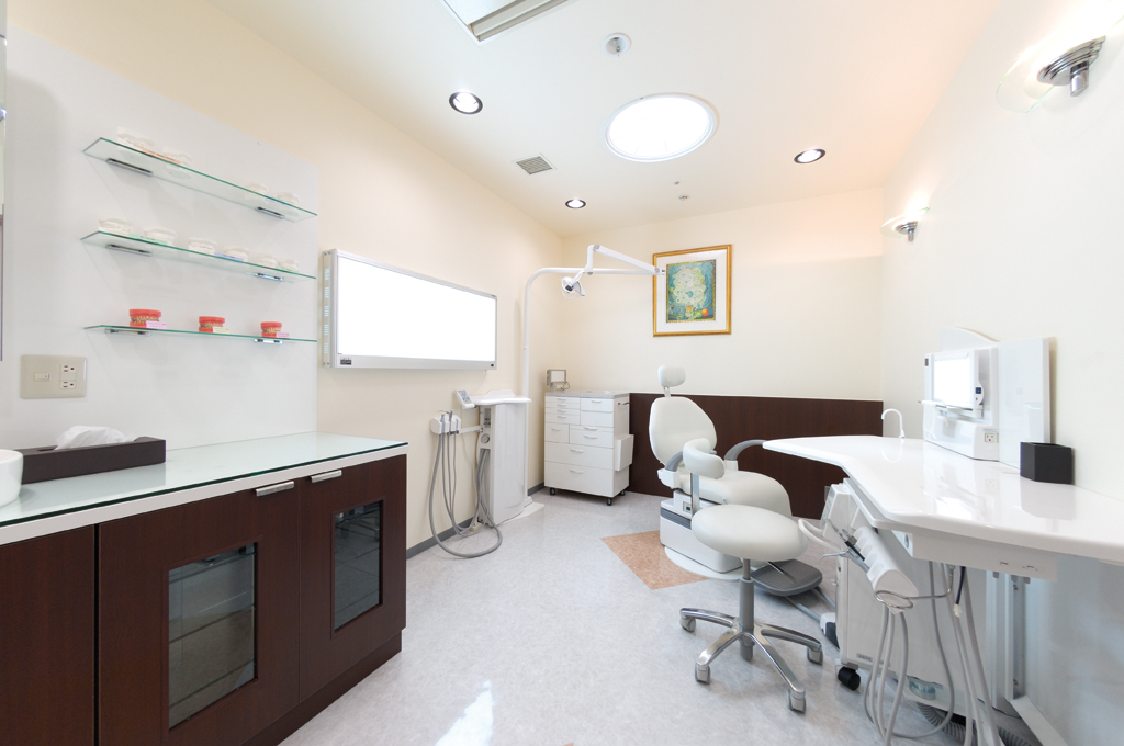京都の歯科医院　診療室　虫歯治療、インプラント治療、歯周病治療、入れ歯治療、ホワイトニングなら歯科総合診療室　